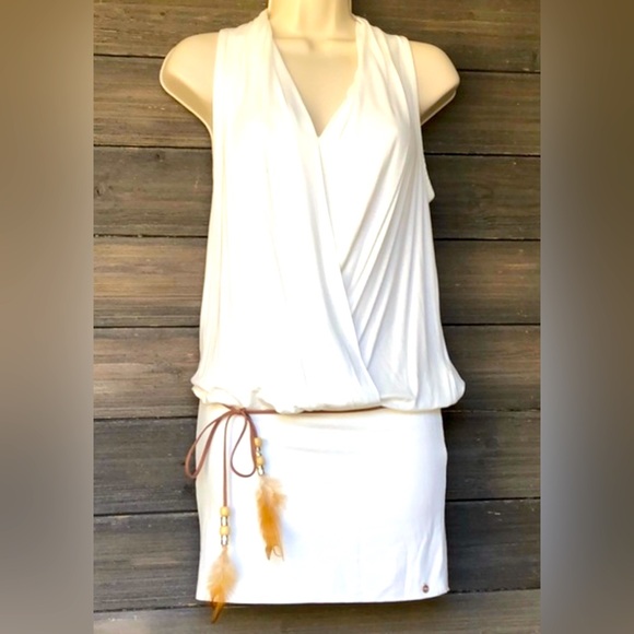 VENUS Dresses & Skirts - Venus Lascana white feather belted dress